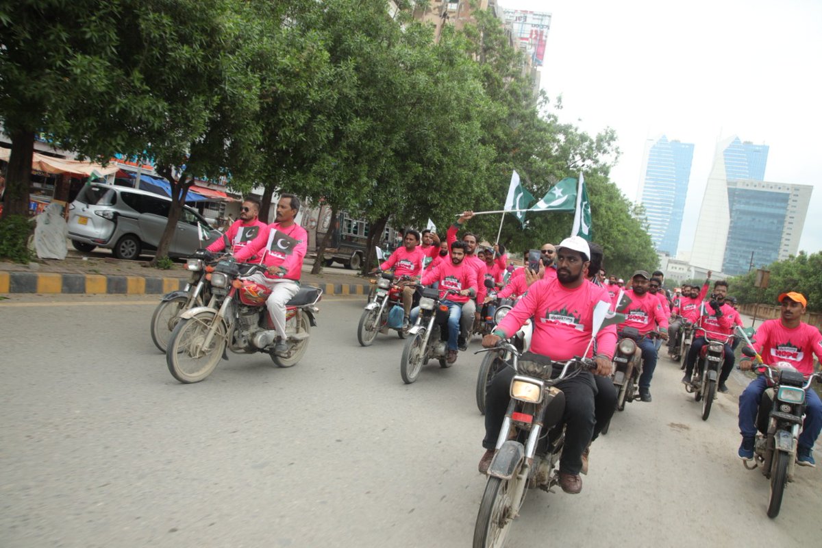 UmerAsif_'s tweet photo. foodpanda organized rally of 75 riders from Clifton to Boat Basin bringing the nation together.🇵🇰
@foodpanda_pk is the Pakistan's largest online food portal.💯💥
#foodpandaDeliversHope https://t.co/hGJCRjsN43