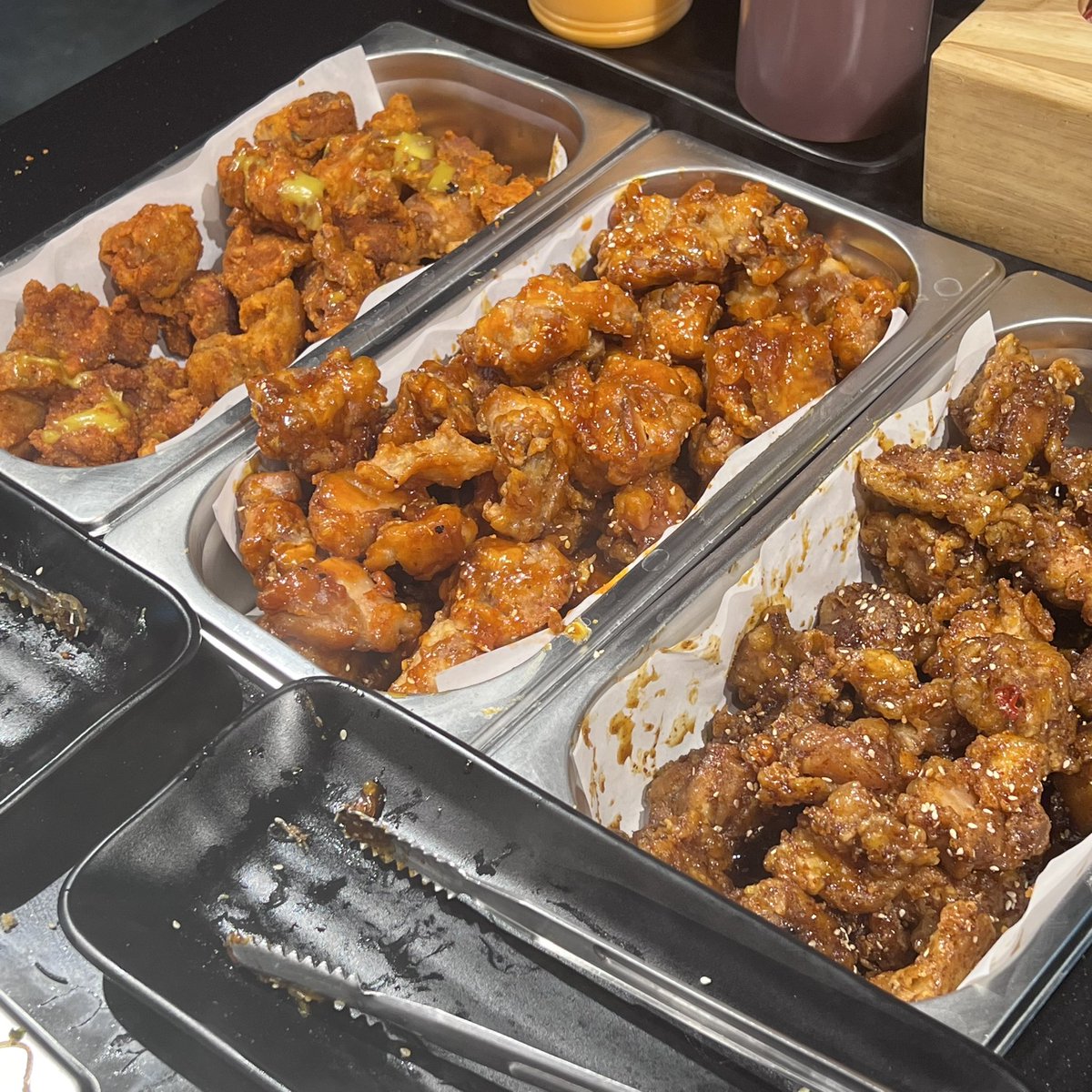 แกบุฟเฟต์ปิ้งย่างเกาหลีราคาดีมากแค่ 299.- กินได้ไม่จำกัดเวลา แถมมีคนย่างให้อี้ก เครื่องเคียง ของทอด ของกินเล่นจัดเต็มสุดปัง ไปลองงงง 
พิกัดร้าน Sam gyup sal BBQ