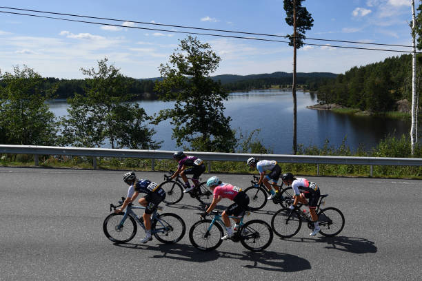 Ce groupe qui a compté jusqu'à 5 minutes d'avance était composé de Katia Ragusa (@LivRacingXstra ), <a href="/april_tacey/">April Tacey</a> (@LeColWahoo ), <a href="/MarkusFemke/">Femke Markus</a> (<a href="/PushingDreamsNL/">PHVCT</a> ), <a href="/sylvie_swinkels/">Sylvie Swinkels</a> (@Hitec_Products ), et Maud Rijnbeek (@aginsurancenxtg ).