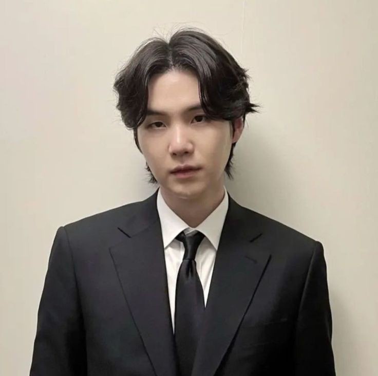MinAgi_13's tweet photo. Yoonmin AU 

Bodyguard X tuan kecil 

Seharus nya yoongi melakukan pekerjaan mengamankan dan menyeludupkan senjata ilegal, namun takdir malah membuat yoongi harus menjaga anak nakal super manja https://t.co/fX0HcqmWEA