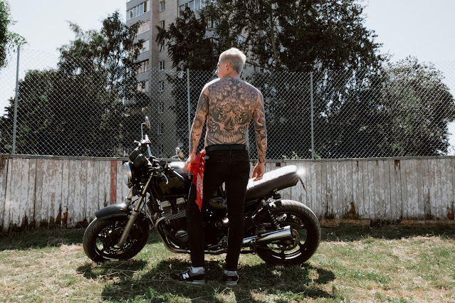 PhotoDorks's tweet image. Tattooed Man Standing in Front of a Motorbike via @PhotoDorks photodorks.com/2022/08/tattoo…