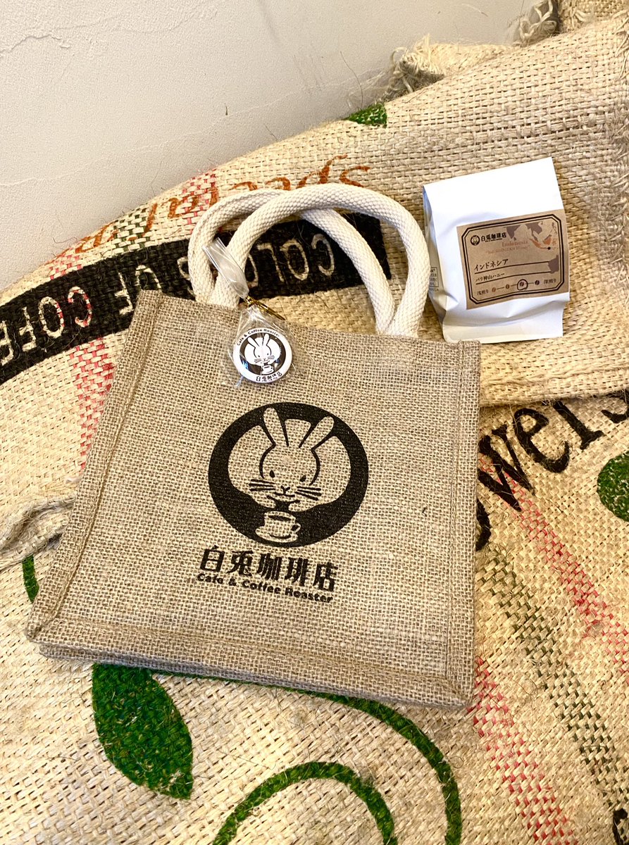 HAL_Horii's tweet photo. 久しぶりの #白兎珈琲店

丁寧にローストされた珈琲☕️と
耳がマシュマロの白兎プリン🍮が
美味しい組み合わせ！
特製バックとインドネシア深煎り豆🫘
でおうち時��も楽しめる♪
🐇好きの集まるお店 #高井戸 https://t.co/UOsgoVbYep