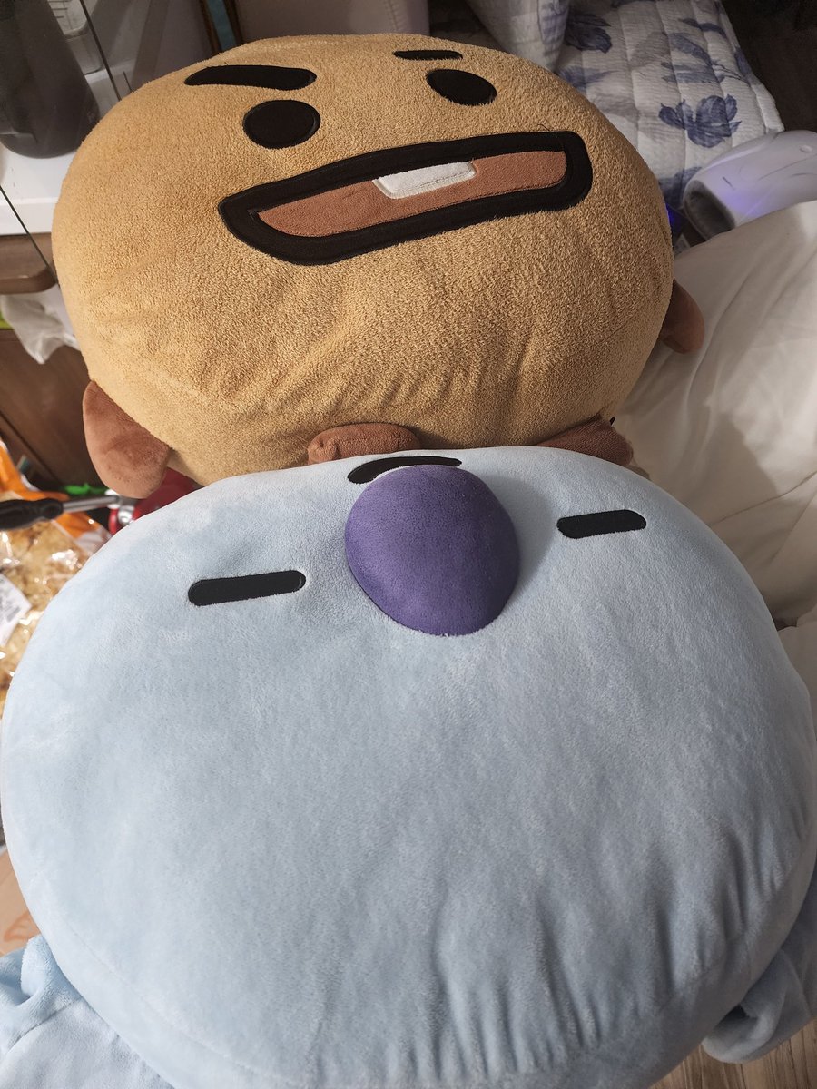 jejuarmy0613's tweet photo. 간만에 일곱쿠션 뽀송히 목욕중~ 

#YetToCome  #BTS_Proof 
@BTS_twt https://t.co/2mQuFWQFWz