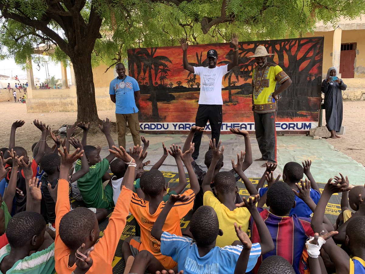 MayaDieng00's tweet photo. Revivez en images le #Ndajé organisé ce samedi 12 Aout par @Jve_Senegal @PronatEnda et @WadeFadel sous le thême “le théâtre forum au service de l’agroécologie” animé par la troupe Kaddu Yaraax. Merci à la population de Bargny 💚
Restez connectés pour le prochain rendez-vous 😉 https://t.co/gooNeQZGyc