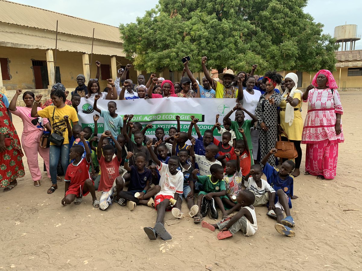 Revivez en images le #Ndajé organisé ce samedi 12 Aout par <a href="/Jve_Senegal/">JVE SENEGAL 🇸🇳</a> <a href="/PronatEnda/">Enda Pronat: Protection naturelle des terroirs</a> et <a href="/WadeFadel/">fadel wade</a> sous le thême “le théâtre forum au service de l’agroécologie” animé par la troupe Kaddu Yaraax. Merci à la population de Bargny 💚
Restez connectés pour le prochain rendez-vous 😉
