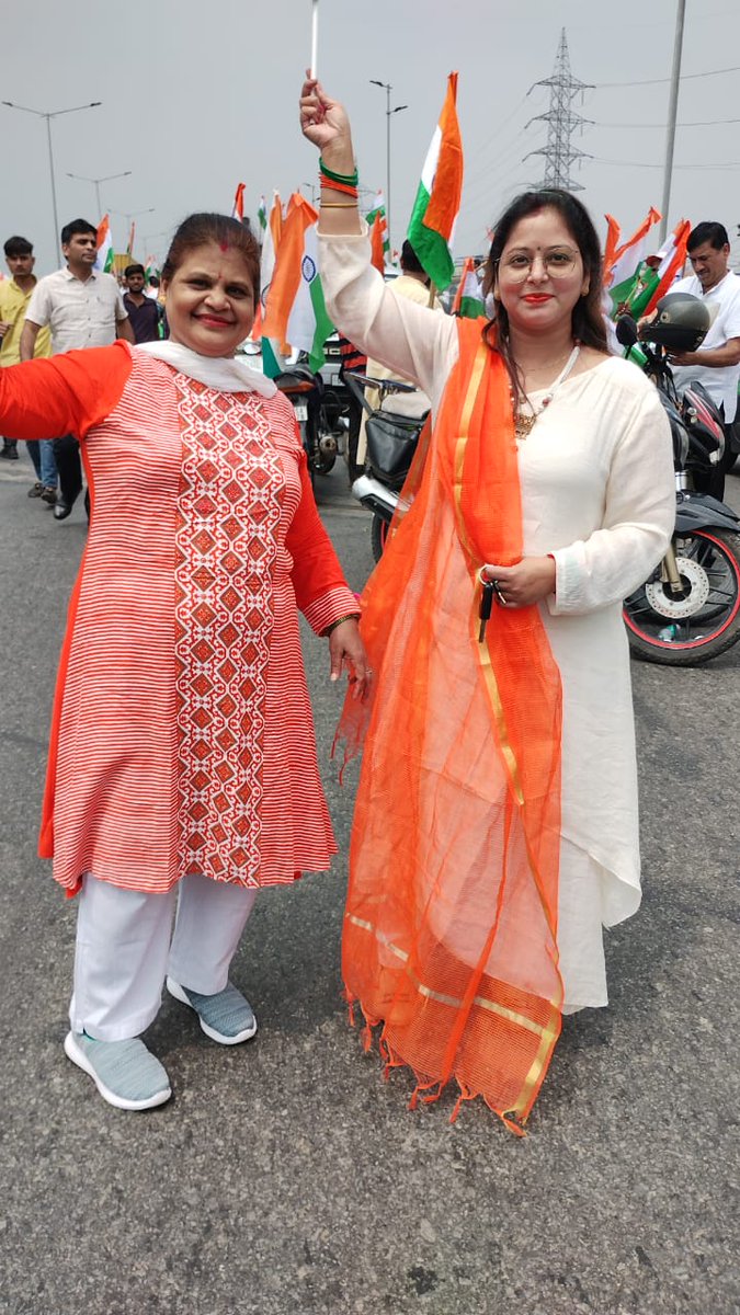 _preetivarshney's tweet photo. 75 वी अजादी के अमृत महोत्सव की तिरंगा यात्रा में शामिल होने का सौभाग्य प्राप्त हुआ । मुख्य अतिथि जनरल सांसद केन्द्रीय मंत्री श्री मान वी. के. सिंह जी के नेतृत्व मे.. यात्रा यूपी गेट वैशाली से साई मंदिर रोड होते कैलाश मानसरोवर भवन इन्द्रपुरम पर स्वागत संबोधन! https://t.co/xtAteMIgns