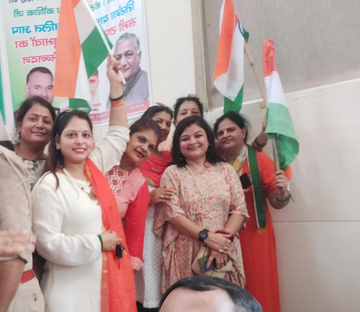 _preetivarshney's tweet photo. 75 वी अजादी के अमृत महोत्सव की तिरंगा यात्रा में शामिल होने का सौभाग्य प्राप्त हुआ । मुख्य अतिथि जनरल सांसद केन्द्रीय मंत्री श्री मान वी. के. सिंह जी के नेतृत्व मे.. यात्रा यूपी गेट वैशाली से साई मंदिर रोड होते कैलाश मानसरोवर भवन इन्द्रपुरम पर स्वागत संबोधन! https://t.co/xtAteMIgns