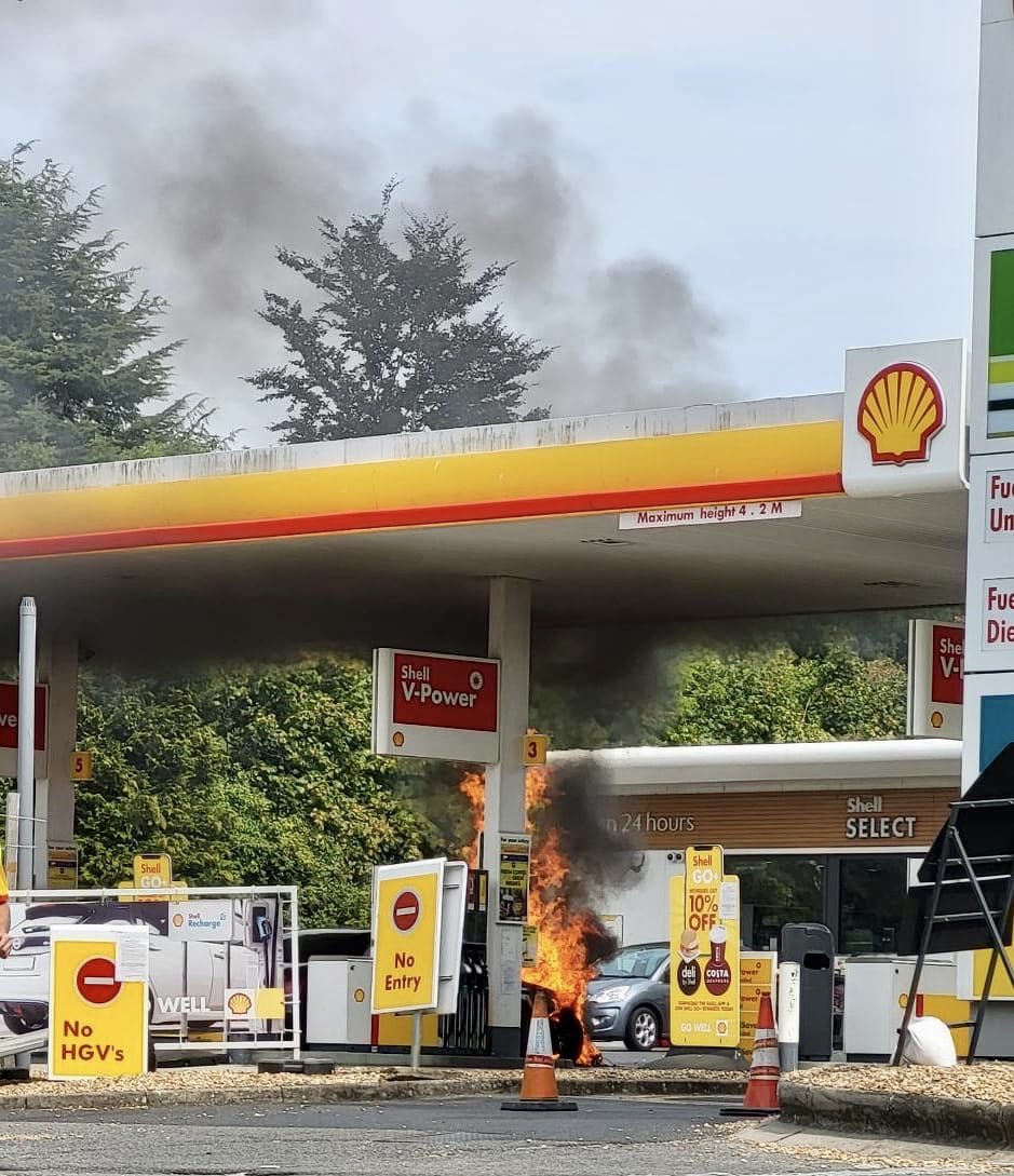 brightonsnapper's tweet photo. Fontwell Shell garage ⁦@WestSussexFire⁩ at scene https://t.co/UYgTi7Fw8x