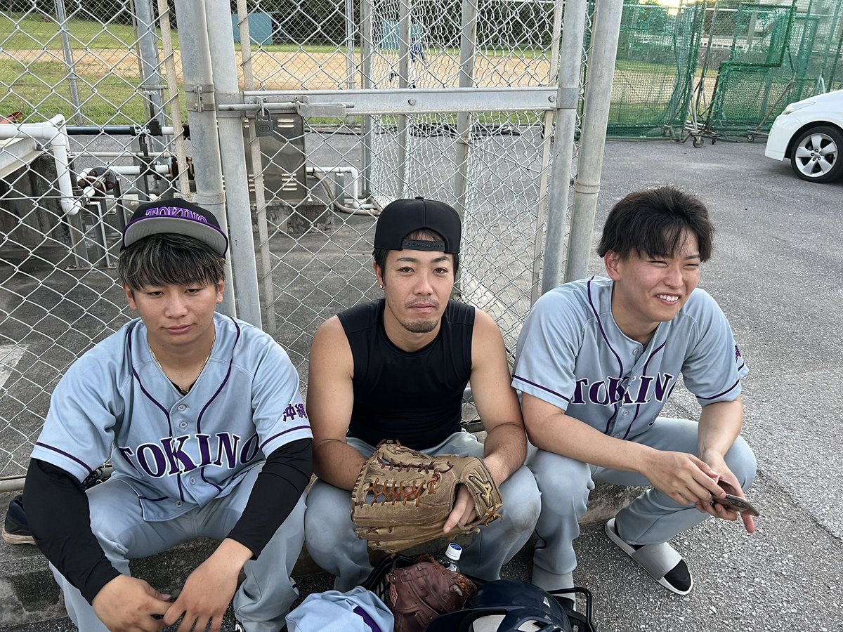 AgenaOrion52's tweet photo. 25戦目　
vs チェイサーズ　4対2 敗戦

先発の内間が良い投球でゼロが並ぶか守備の乱れがあり3点を先制される。
最終回に2点を返しなおもチャンスで今日遅刻の謝花だったがショートゴロ試合終了。そしてこの笑顔負けたのに勝ったみたいな顔をしております。 https://t.co/JbnsEUbEmx