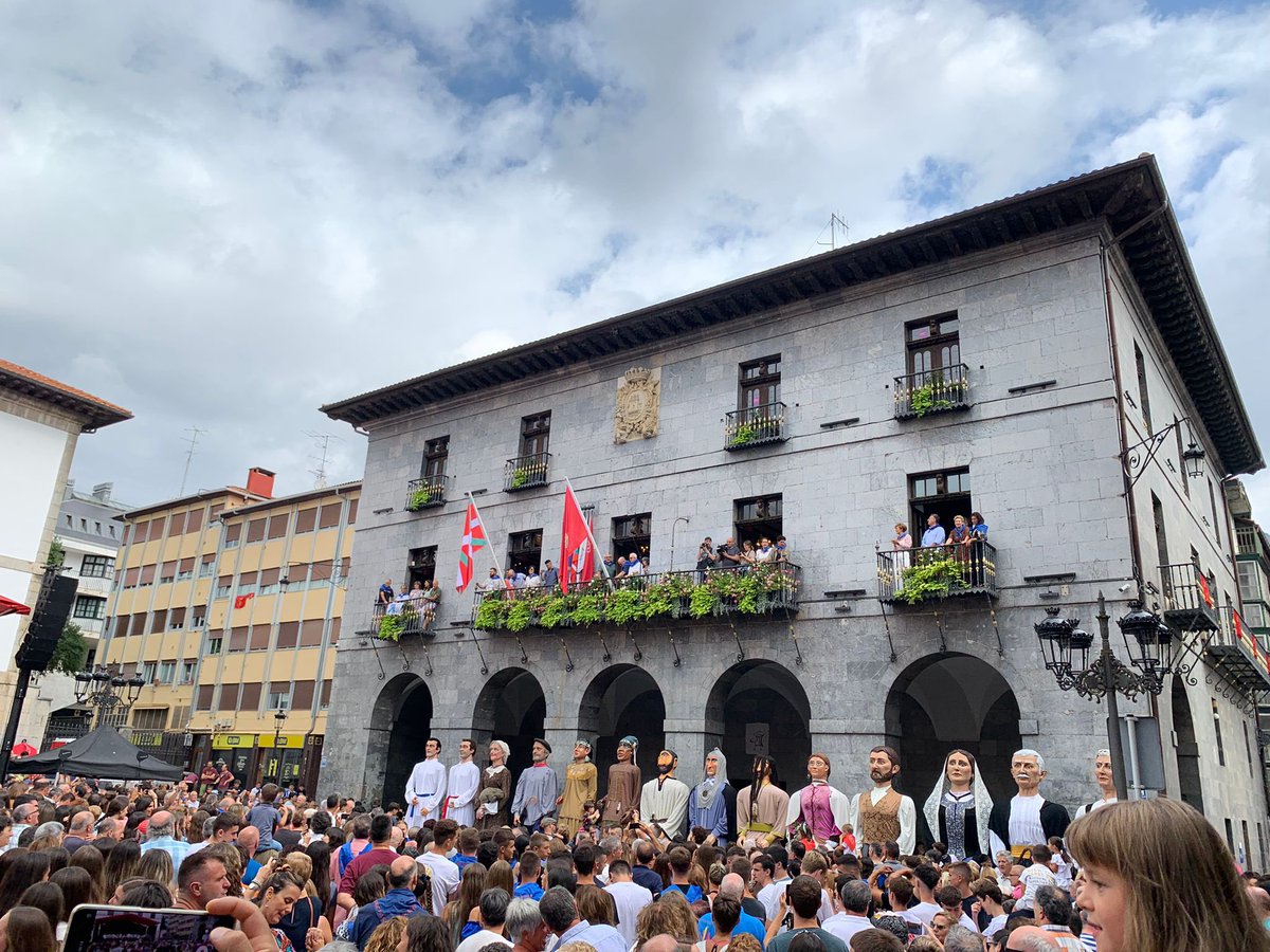CruzRojaAzkoiti's tweet photo. Hasi dira dagoeneko Azkoitiko Festak. Ondo pasau Andramaxek eta errespetuz!! Gaur arratsaldean plaza baldan izango gara haur parkean osasun estaldura ematen.

#Andramaxek https://t.co/qGXhmEllBO