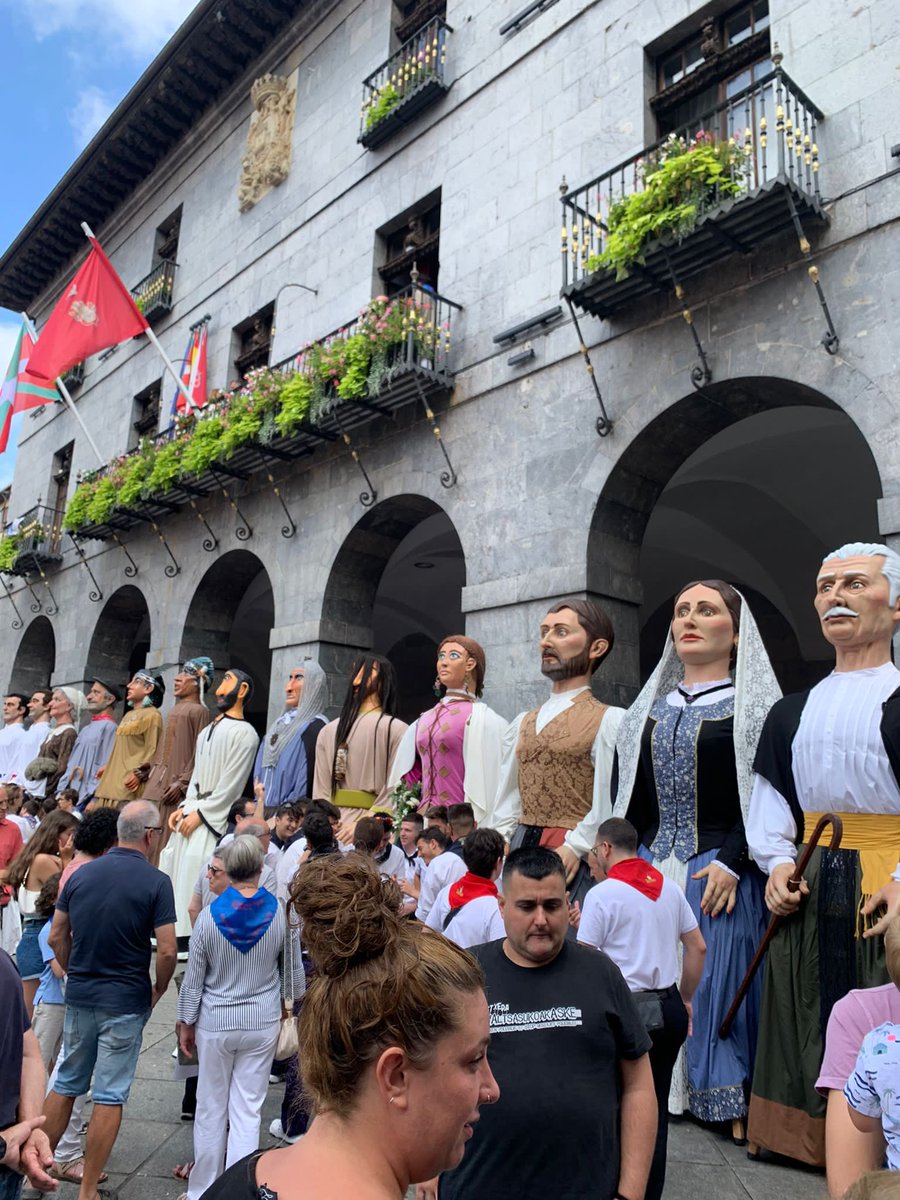 CruzRojaAzkoiti's tweet photo. Hasi dira dagoeneko Azkoitiko Festak. Ondo pasau Andramaxek eta errespetuz!! Gaur arratsaldean plaza baldan izango gara haur parkean osasun estaldura ematen.

#Andramaxek https://t.co/qGXhmEllBO