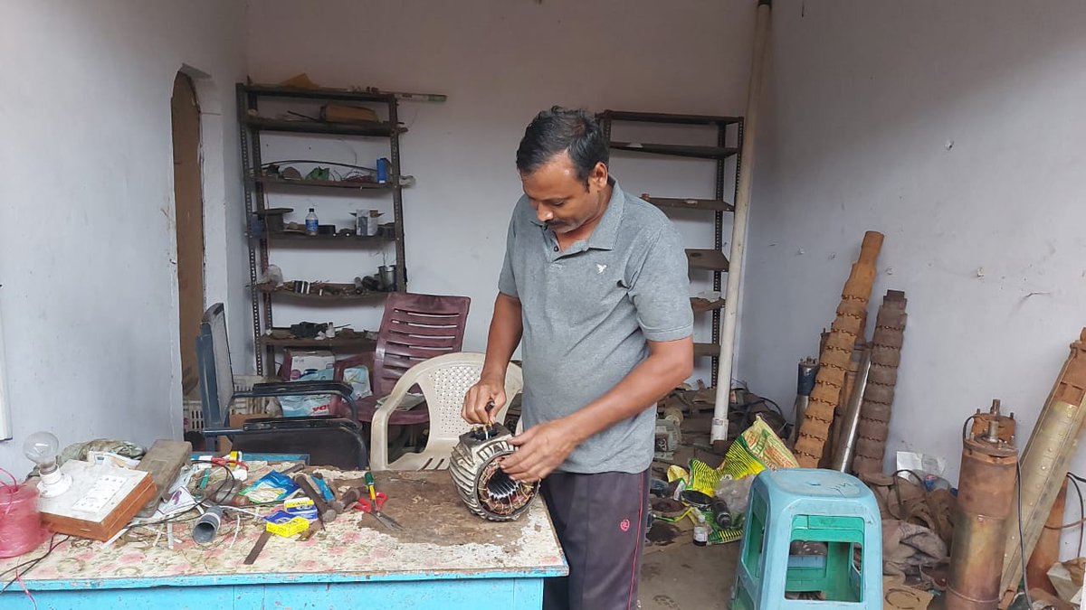 Nikhil_Px's tweet photo. @KTRTRS Hello sir,THIS IS PULYALA SIDDU IN THE PICTURE. HIS FATHER IS AN ELECTRICIAN .HE WORKS AS A WINDER FOR AGRI MOTORS IN MULUGU AND LIVES IN MULUGU WITH HIS OLD PARENTS AND A DAUGHTER.PLEASE HELP THEM FOR THE HEARING DEVICE NUCLEUS 6 SOUNDPROCESSER DEVICE WHICH COST 519000/- https://t.co/KVl29J6YPC