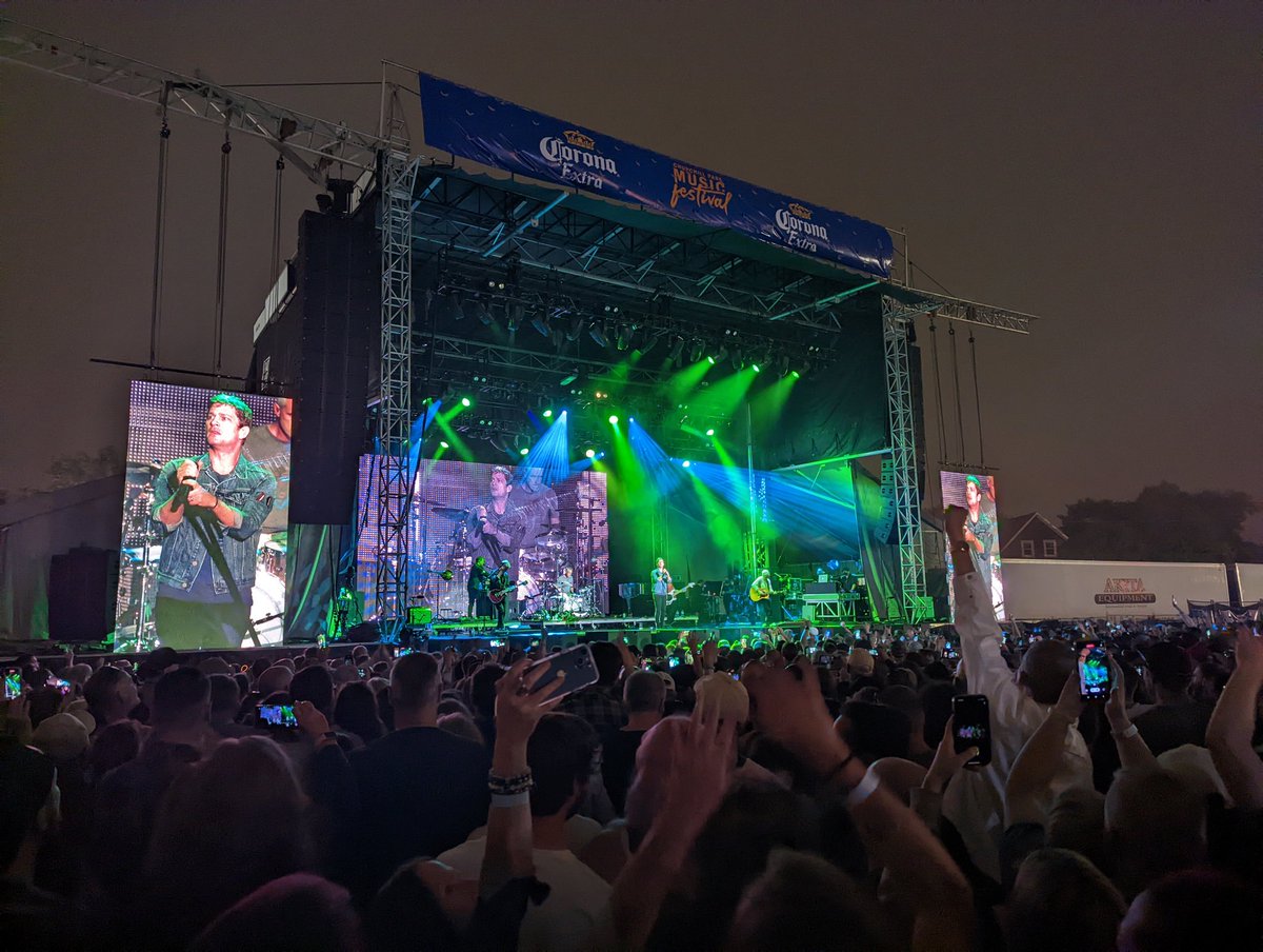 dmehaney's tweet photo. Amazing show last night! Thank you @MatchboxTwenty  for making this fans dreams come true! @ThisIsRobThomas @StalkingKyle @RepairMethod @mattymay https://t.co/rbFHgHQ3gI