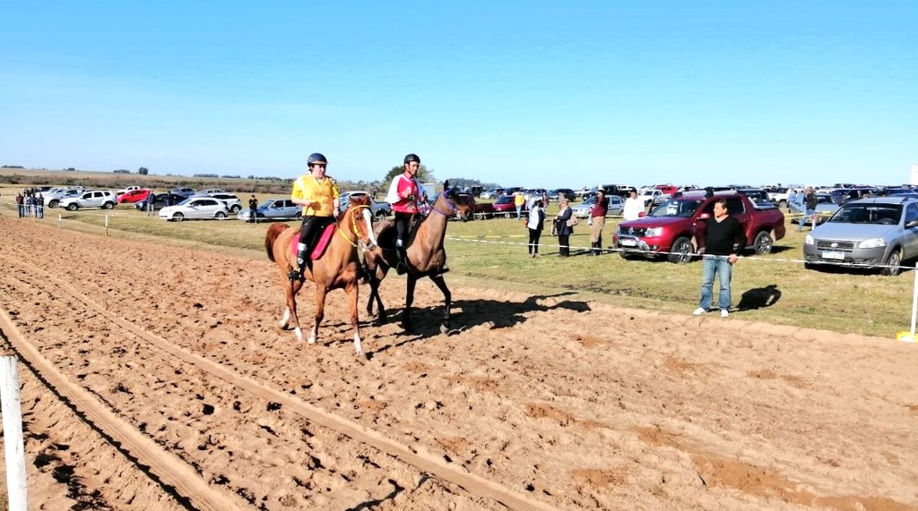 Todo pronto para que se ponga en marcha la 2da etapa en Sarandí del Yí. No hubo alteraciones en los primer puestos luego del control veterinario y son 6 competidores en la punta con tan solo 1 minuto de diferencia.