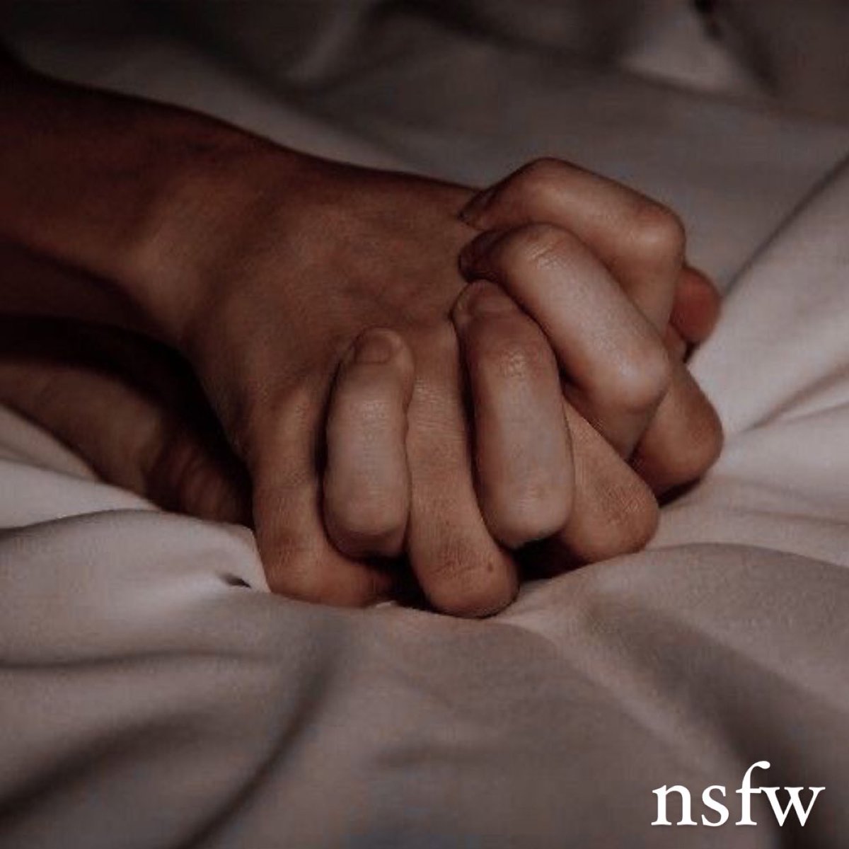 Сон парень держит за руки. Сон парень держит за руки. Сплетенные руки. Руки влюбленных. Эстетика держась за руки.