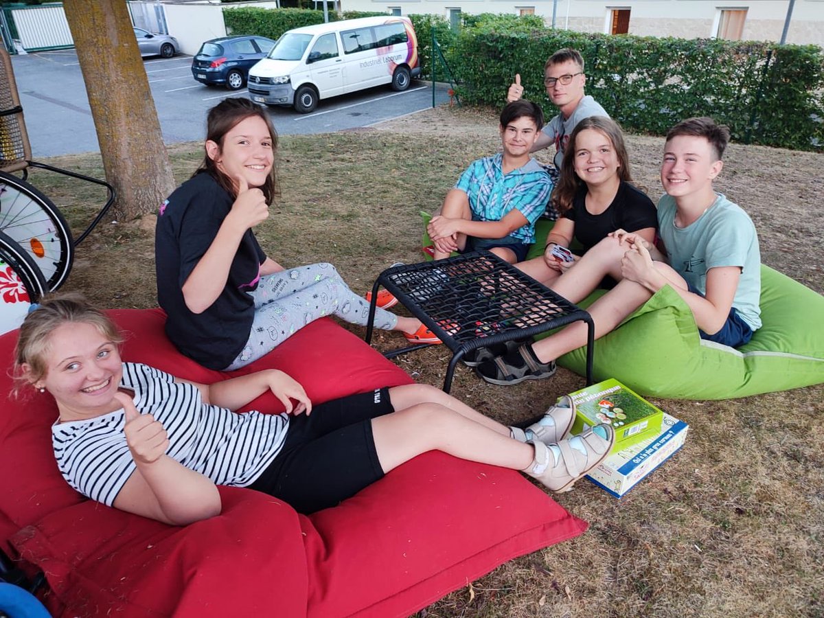 kasperski_g's tweet photo. @Orsaynotreville. Nouveau lieu, nouveau rituel pour les jeunes nageurs #Invasport #Kyiv #Ukraine #associationpaulguinot. Temps convivial à la #Bouvèche, le 4 août + don d’ordinateurs par la @MAIF, anniversaire et départ de Polina 🏊♀️♿️🍀🕊🇺🇦
https://t.co/aUQmLxFNfA https://t.co/w7Ux2xo8d6