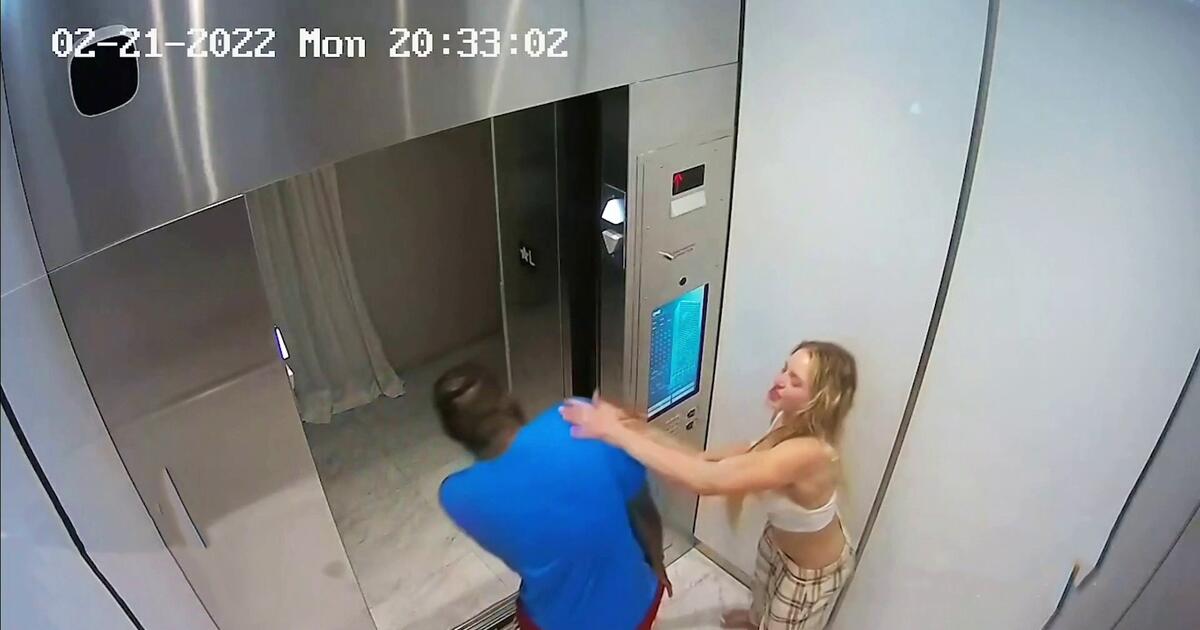 AlRojoVivo's tweet photo. Un video captó a la modelo de OnlyFans, Courtney Clenney, agrediendo a su novio meses antes de que éste apareciera muerto por puñaladas. 👉 https://t.co/EU2urILO0v https://t.co/9BZ8T9A5Qo