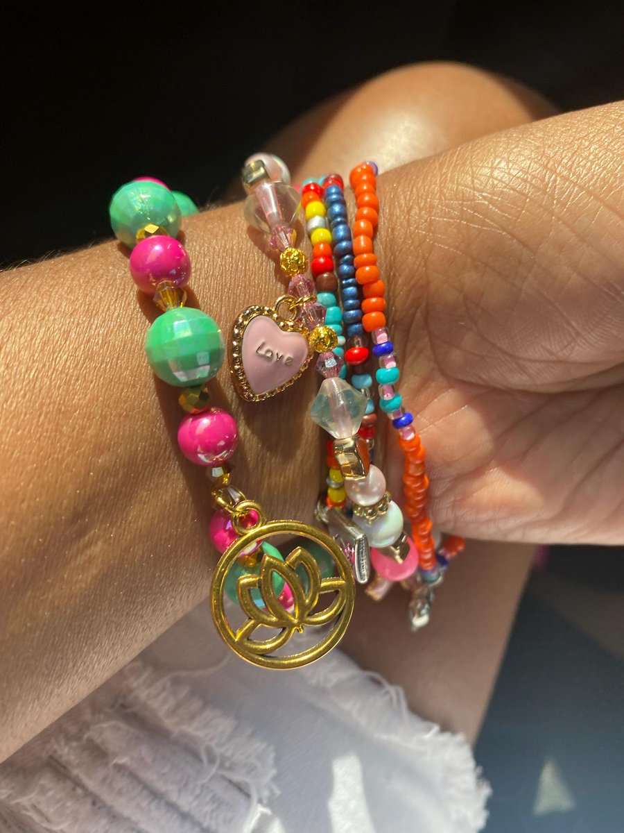 Michell13507390's tweet photo. BellaCandi showing off her collection of handmade bracelets. 

#HypnoticBling #handmadejewelry #BeadedJewelry #SmallBusinessNJ #EdisonNJ https://t.co/PIun3oyZfL