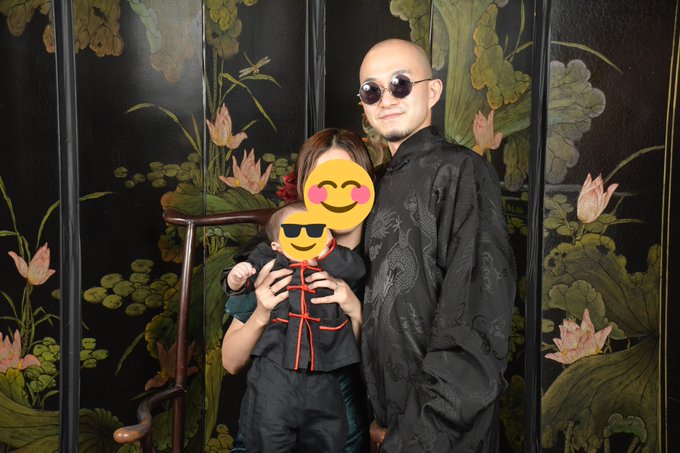 この前嫁さんとべいびー三人で撮ったお写真なんだけどこれもめっちゃ気に入ってるやつなので見て 