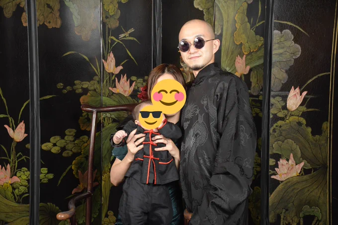 この前嫁さんとべいびー三人で撮ったお写真なんだけどこれもめっちゃ気に入ってるやつなので見て 