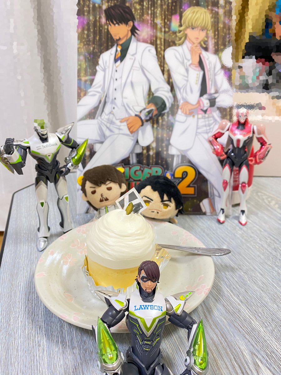 konee_kanata's tweet photo. 虎徹さん誕生日おめでとう!!
Style3を箱から出したよ!
今日渋谷行ったのにヒカリエも行ったのに緑のケーキ買ってくればよかった。近所のケーキ屋さんにはピスタチオ乗ったケーキしかなかったよ。
#tigerbunny
#タイバニ2
#WTSBDP
#ワイルドに祝うぜ2022 https://t.co/dK1zaNn4kP
