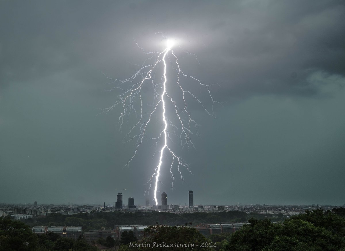 La ville de #Lyon frappée par une chute de #foudre ce dimanche : un superbe cliché qui confirme la forte activité électrique observée au sein de la dégradation orageuse qui a débuté hier soir. Photo Martin Rockenstrocly. 