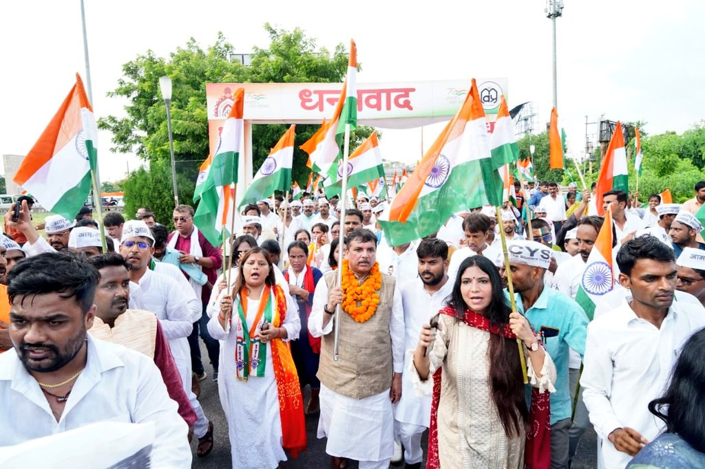 AAPUttarPradesh's tweet photo. तिंरगा संकल्प यात्रा में महिला शक्ति की साथियों ने प्रदेश महिला विंग अध्यक्ष @NeelamYadavAAP जी, व्यापार प्रकोष्ठ अध्यक्ष @ChhaviDr जी के साथ हाथ में तिरंगा लेकर महिलाओं की सुरक्षा का संकल्प लिया।

जाग गई है नारी, अब ज़्यादा दिन टिक ना सकेंगे अत्याचारी।

#Tiranga_Sankalp_Yatra https://t.co/lD9Od7ROp4
