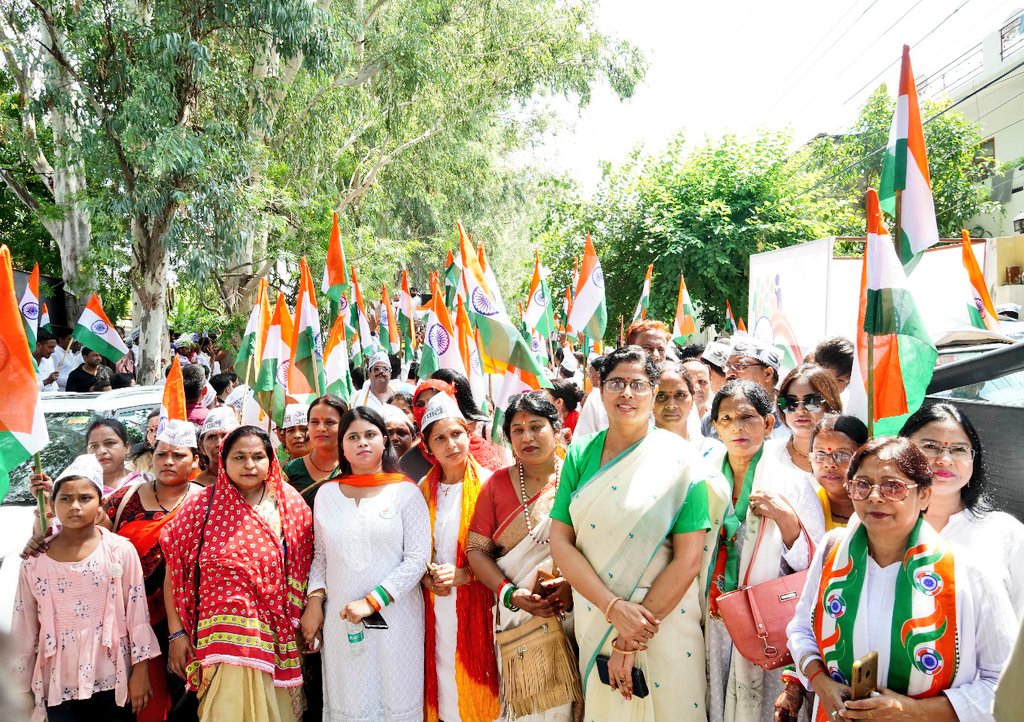 AAPUttarPradesh's tweet photo. तिंरगा संकल्प यात्रा में महिला शक्ति की साथियों ने प्रदेश महिला विंग अध्यक्ष @NeelamYadavAAP जी, व्यापार प्रकोष्ठ अध्यक्ष @ChhaviDr जी के साथ हाथ में तिरंगा लेकर महिलाओं की सुरक्षा का संकल्प लिया।

जाग गई है नारी, अब ज़्यादा दिन टिक ना सकेंगे अत्याचारी।

#Tiranga_Sankalp_Yatra https://t.co/lD9Od7ROp4