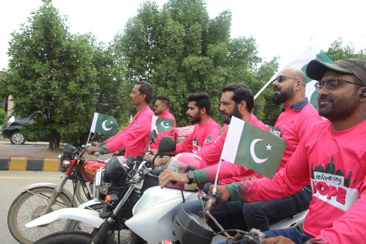 TayyabaZee_'s tweet photo. foodpanda made it possible and we have witnessed the amazing rally on the streets of Clifton all the way to Boat Basin...
#foodpandaDeliversHope https://t.co/i4UE4nWvvB