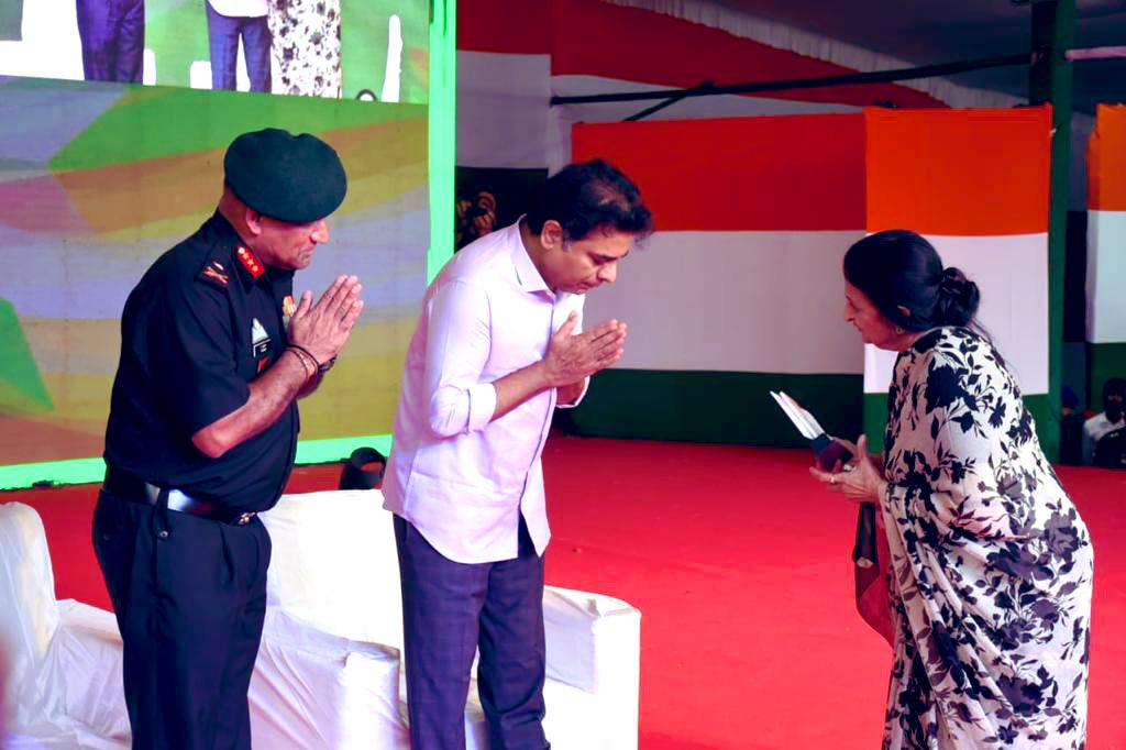 KTRBRS's tweet photo. My first outing after 3 weeks

Was delighted to be a part of #AzadiKaAmritMahotsav celebrations of the Indian army at parade ground today

Honoured the spouses of Martyrs &amp; enjoyed the performances of army school children &amp; artists from Kerala &amp; Telangana https://t.co/vtQh6DiF2E