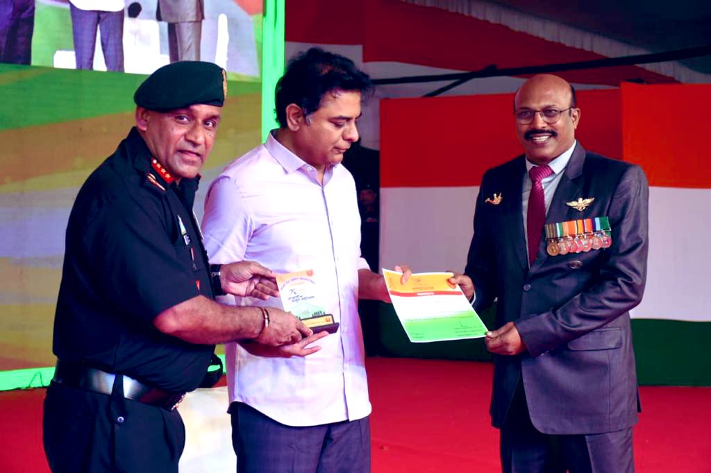 KTRBRS's tweet photo. My first outing after 3 weeks

Was delighted to be a part of #AzadiKaAmritMahotsav celebrations of the Indian army at parade ground today

Honoured the spouses of Martyrs &amp; enjoyed the performances of army school children &amp; artists from Kerala &amp; Telangana https://t.co/vtQh6DiF2E