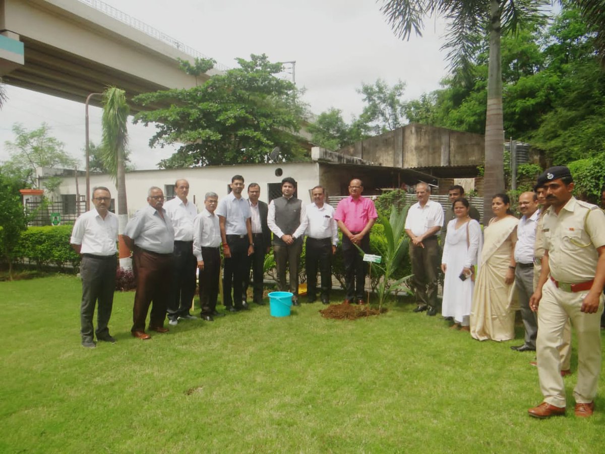 FDCM_MH's tweet photo. A "green bike rally" was flagged off by the Managing Director FDCM on 13.08.22, as a part of Har Ghar Tiranga celebration at FDCM Bhavan, Nagpur.  The theme was " Hoist a flag and plant a sapling at your home" . https://t.co/uXPCH04uuL