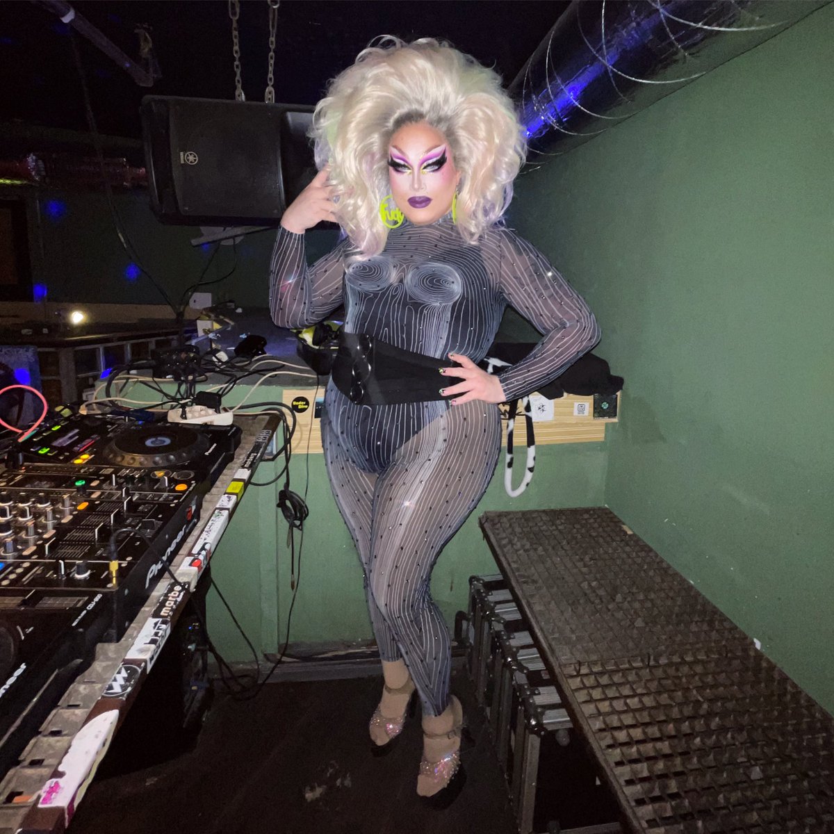 A real good puss @backstagediaries 💿🪩🎧
#thickandjuicy #dragDJ #DJ #DragQueen #curvyQueen #BigHairDontCare #theOG #Rhinestones #Catsuit #dragwig