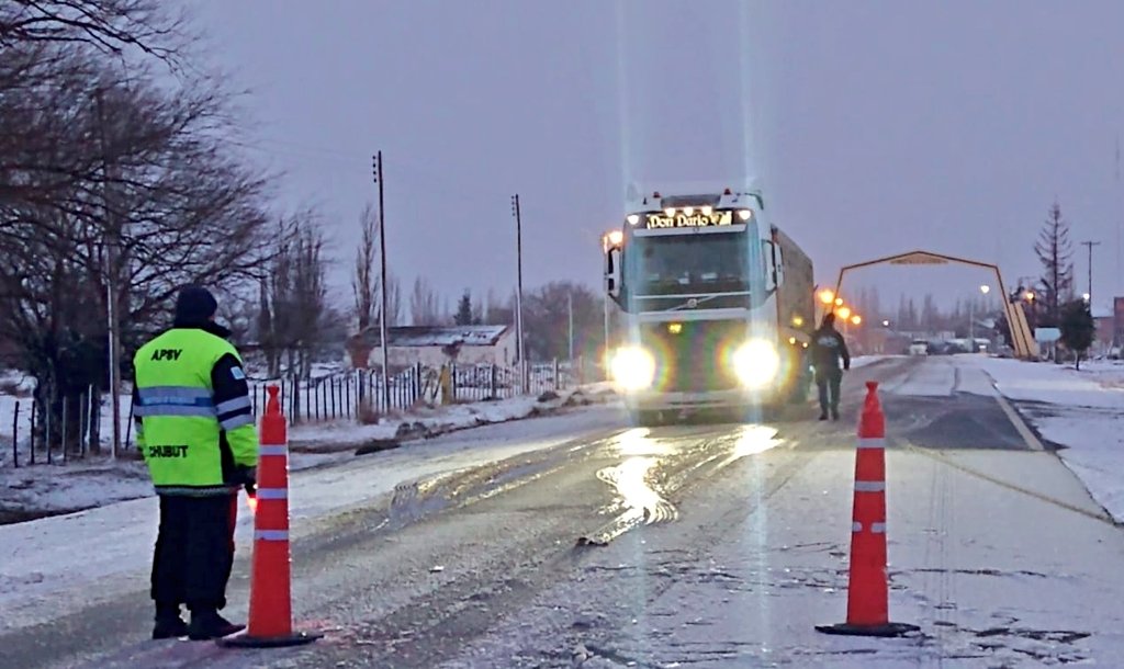 GOBIERNO DEL CHUBUT 
MINISTERIO DE SEGURIDAD
Subsec de Seg Vial | #APSV

#ATENCION
⏩RN40 
⏩GOB COSTA /TECKA
⚠️NEVANDO

⚠️ TRÁNSITO INTERRUMPIDO HASTA NUEVO AVISO 

⚠️PRESTE ATENCIÓN A LAS INDICACIONES DE LAS AUTORIDADES