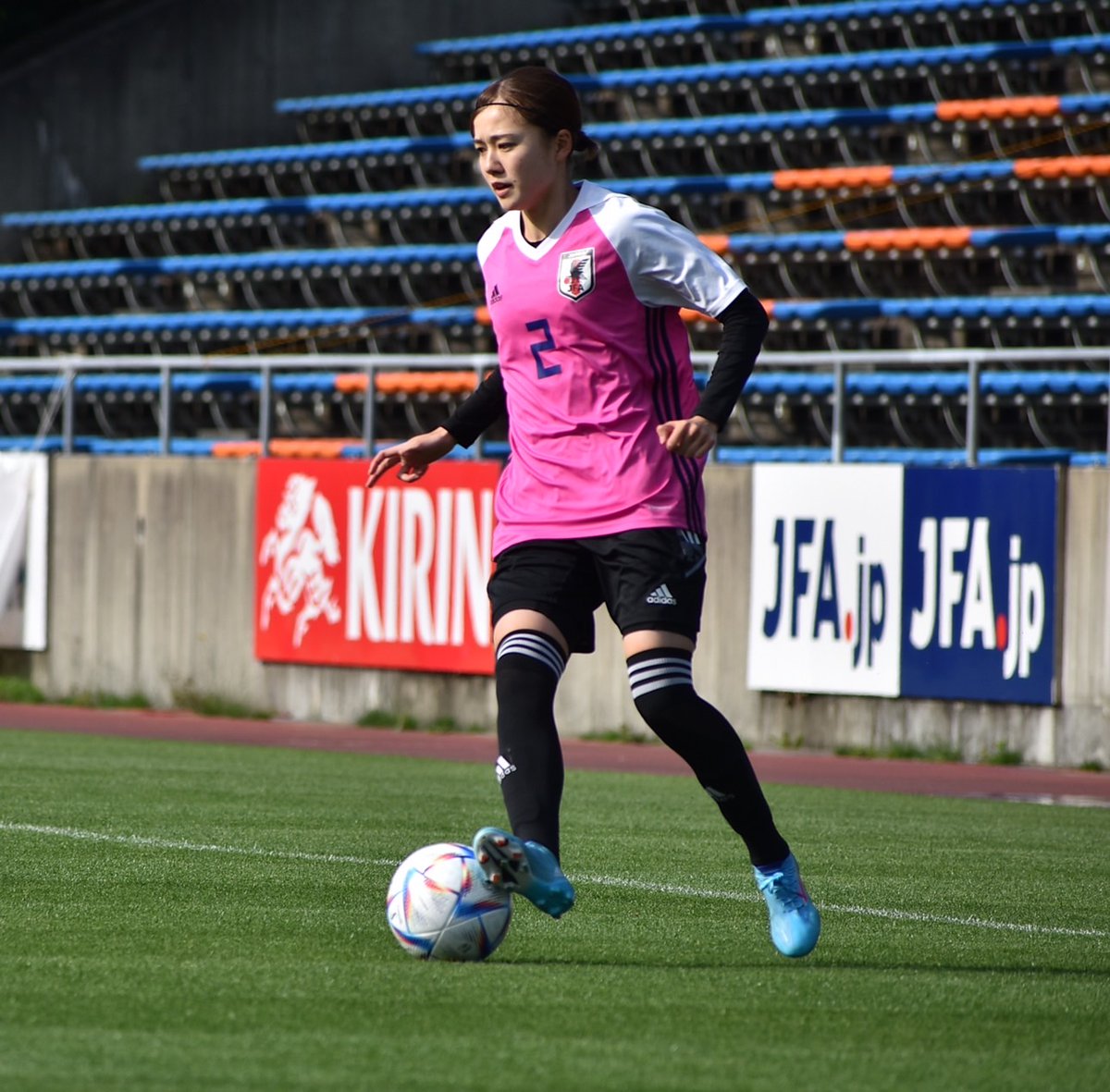 cxfootball's tweet photo. 【U-20女子W杯】吉田莉胡
🇳🇱戦は短い時間でしたが、次に繋がる終わり方ができたと思います。三笘選手ぐらいﾄﾞﾘﾌﾞﾙで仕掛けられる選手に
なりたいと思い、ﾌﾟﾚｰ集を見たりもしています。
🇬🇭戦はﾄﾞﾘﾌﾞﾙでどれぐらい勝負できるか試してみたいです。
日本✕ガーナ
BSフジ 8/14㈰25:50生中継 https://t.co/yoKycC5RsW