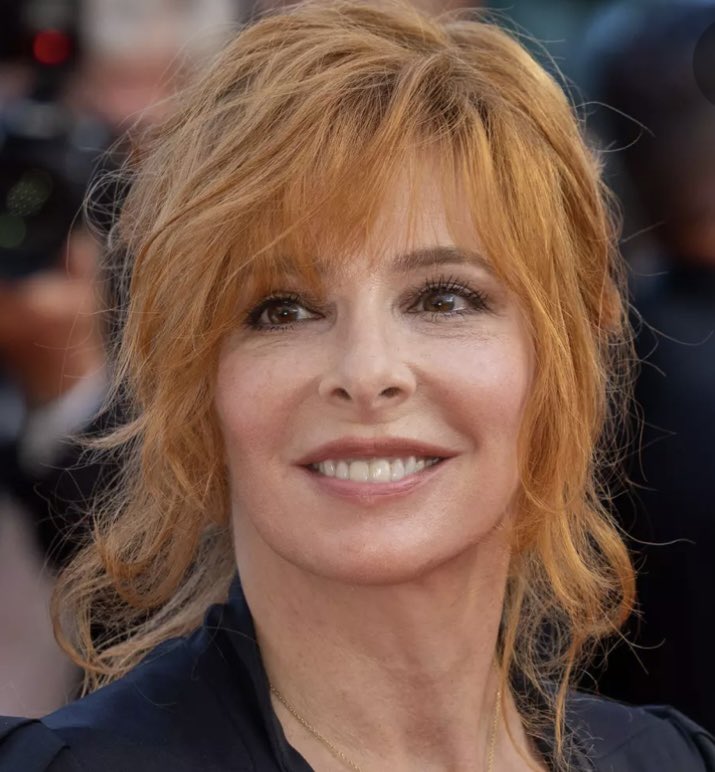 PascalNegre's tweet photo. Dans le @leJDD la pourtant très discrète #myleneFarmer amie de trente ans de  #SalmanRushdie lui apporte son soutien https://t.co/Aqfdh3gzct https://t.co/hcLrLQiiUz