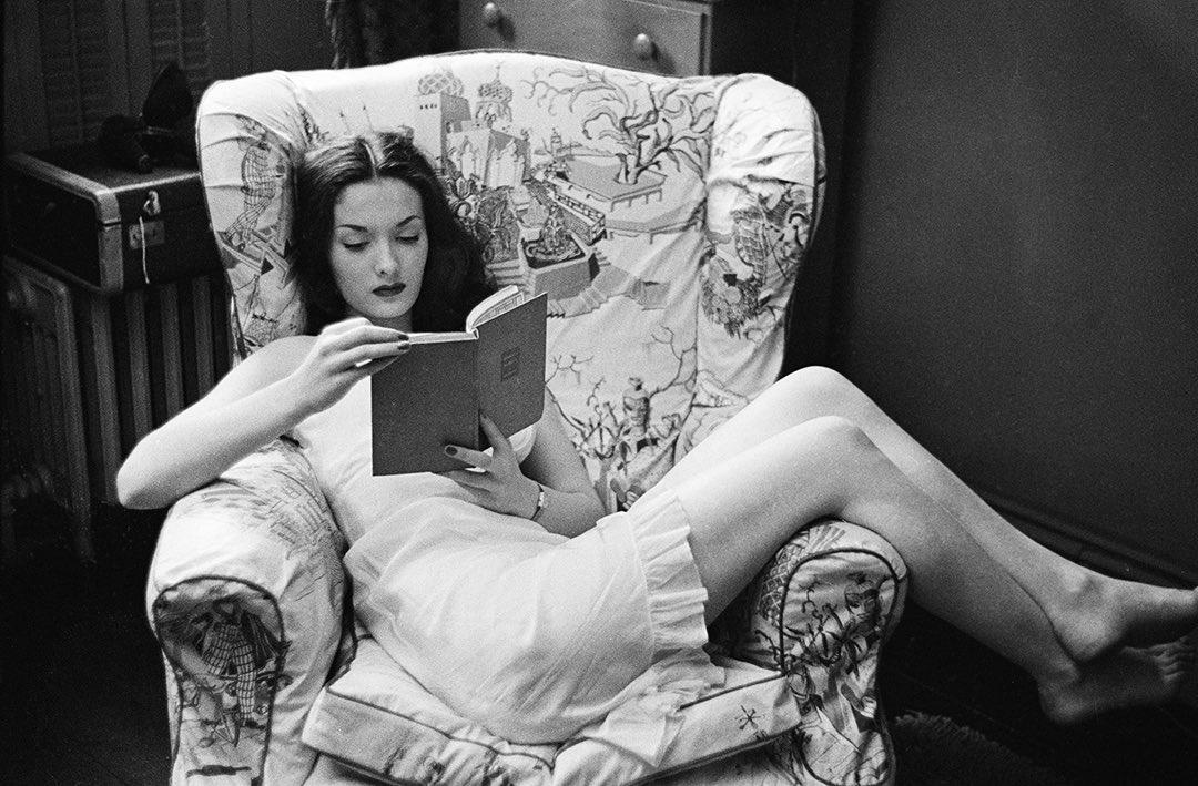 Bertrom's tweet photo. In spring 1949, Stanley Kubrick was assigned a job for LOOK Magazine to create an intimate  photographic portrait of entertainer Rosemary Williams. https://t.co/NpftLPGiaC