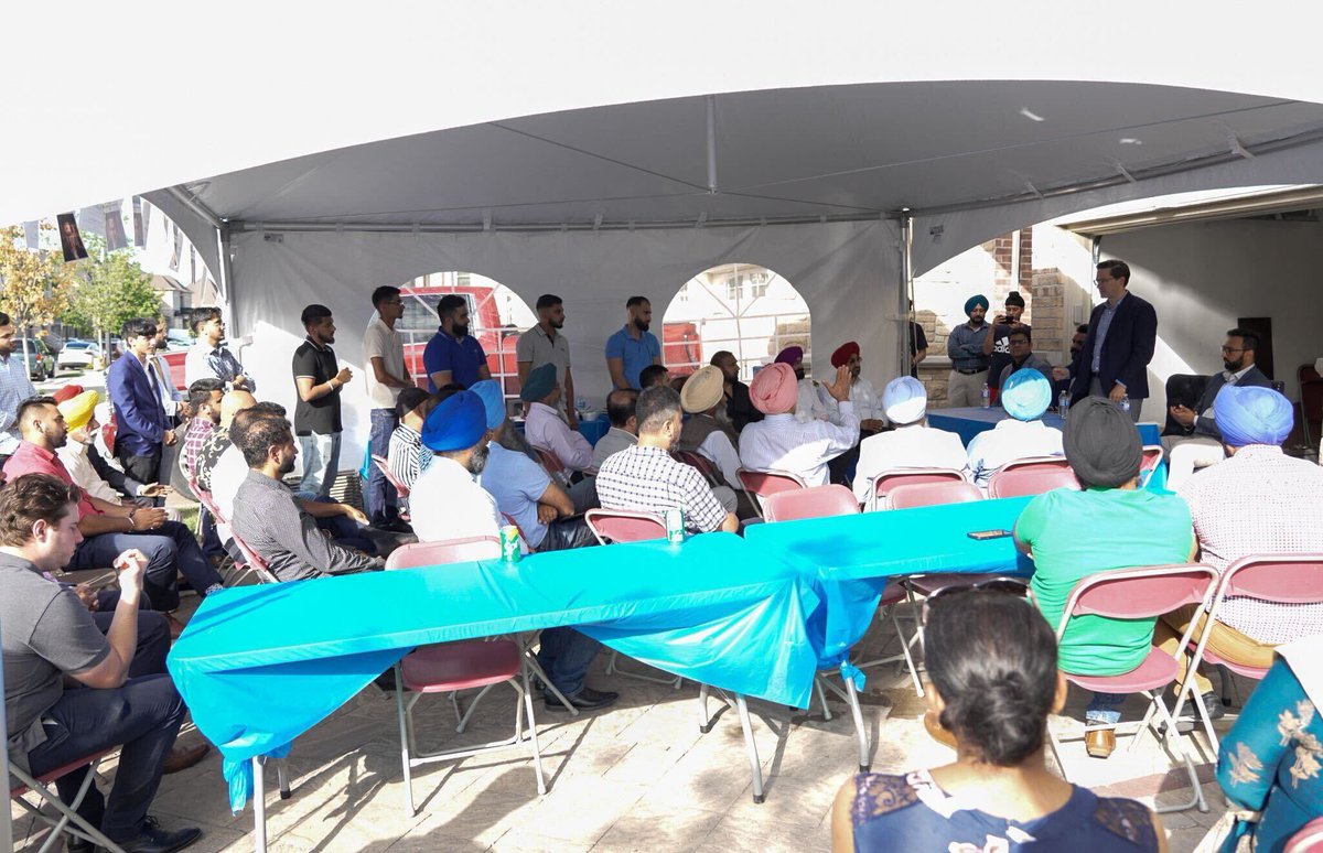 PierrePoilievre's tweet photo. Another event full of people in Brampton who are voting to put an end to #JustinFlation.

Let's make more Canadian energy, food, and homes so we can create more paycheques for our people.

Thank you to Sarbjit Sra for the hospitality today. https://t.co/MySi2dTSnA