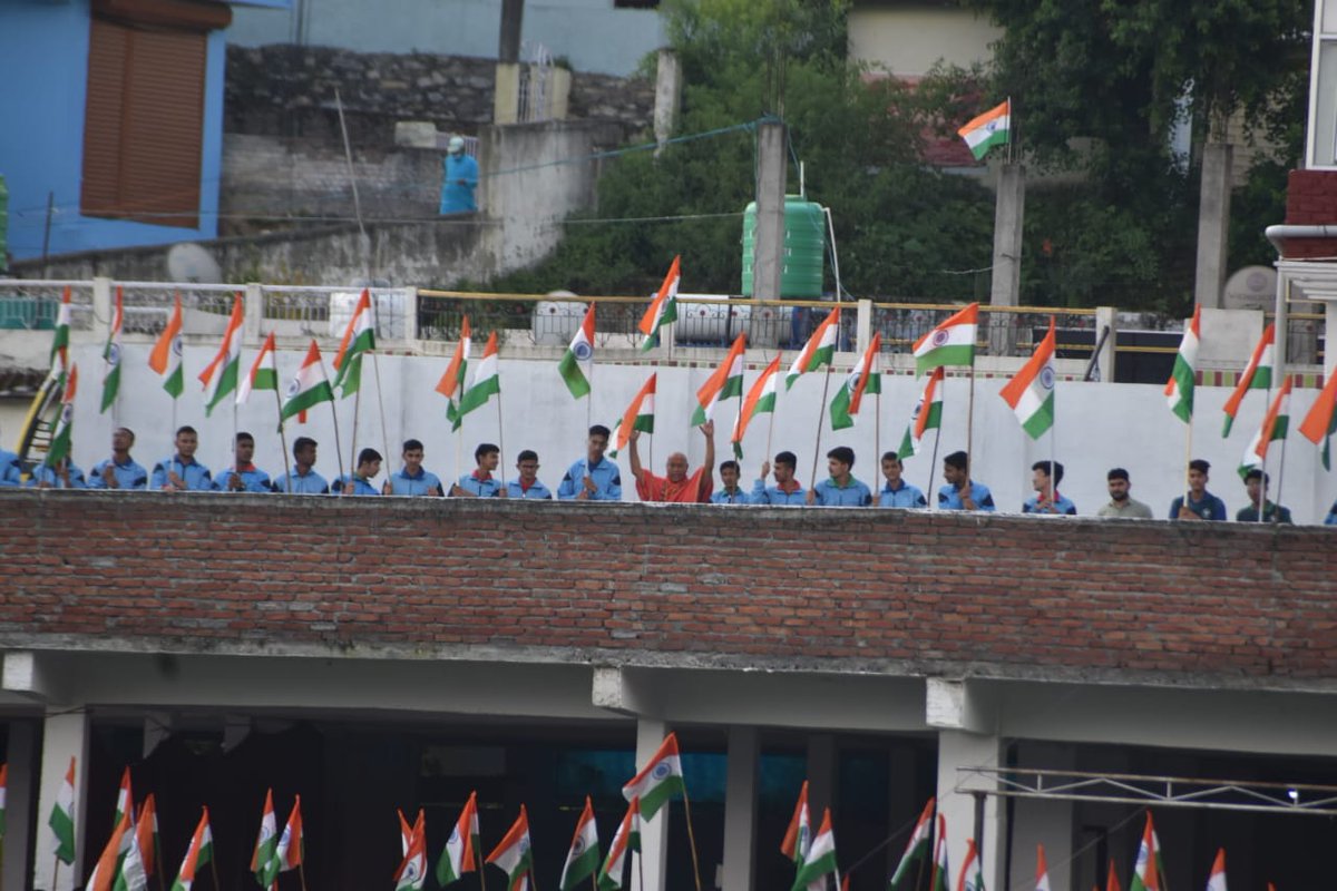 swamiVGiri's tweet photo. #HarGharTiranga
#AzadiKaAmritMahotsav
Salute these children, they are our future heroes. https://t.co/4pY3DrCsG1