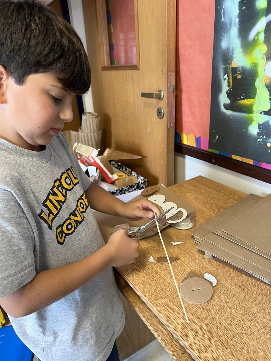 Steph1Simmons's tweet photo. #grade3 @lincolnael Students reflect on #onelittleword to guide them this year in our #makerspace https://t.co/gH4S1v5Xf3