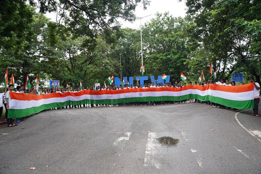 warangal_nit's tweet photo. As part of #HarGharTiranga campaign, NSS of NIT Warangal organised a patriotic procession from institute main gate to collectorate to spread and create awareness of #AzadiKaAmritMahotsav #MinistryOfCulture #ministryofeducation #EkBharatShreshthaBharat https://t.co/HtD9xOTuaM