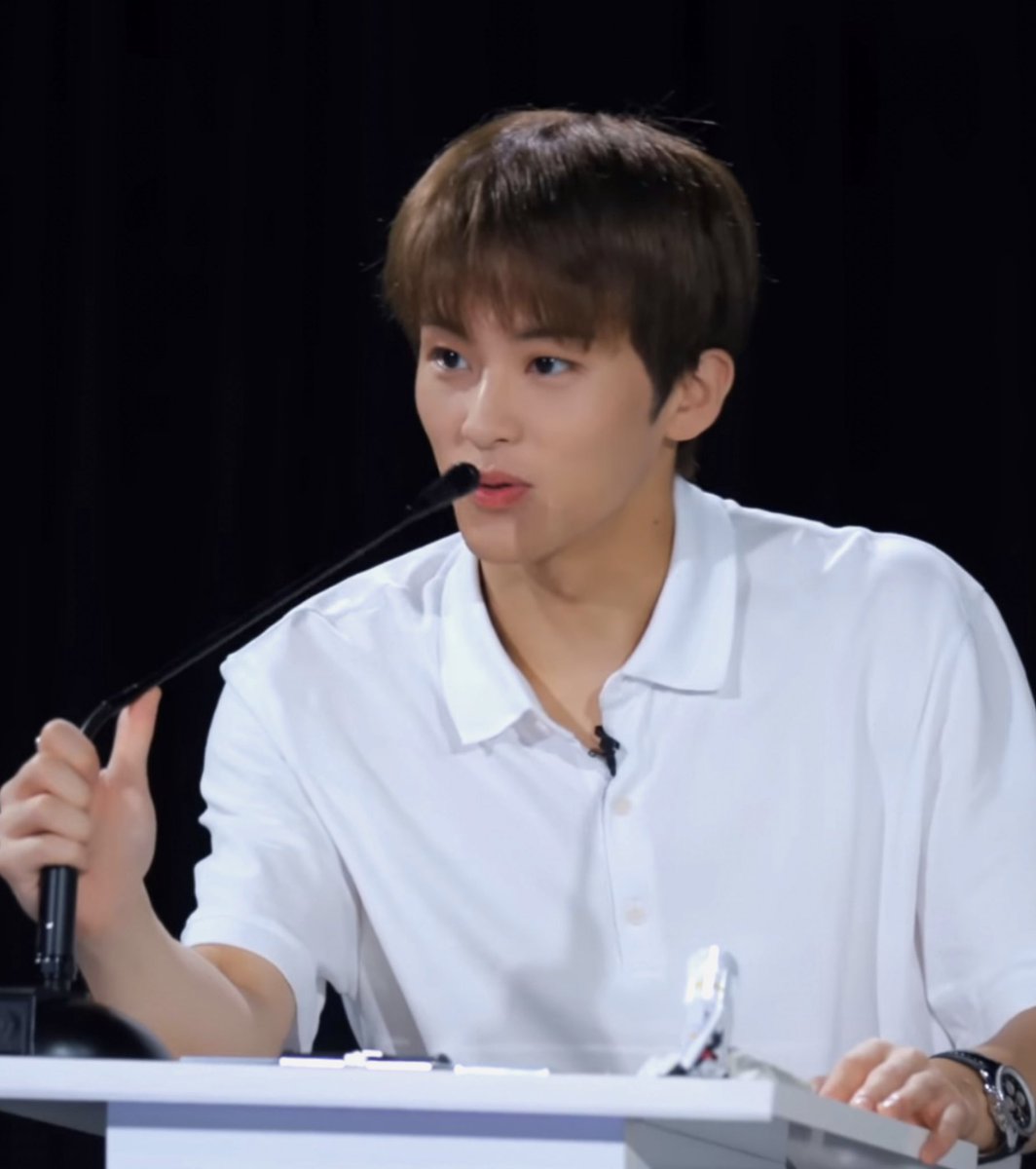 Ieemarkees's tweet photo. mark looks so GOOD https://t.co/epZlSuh06z