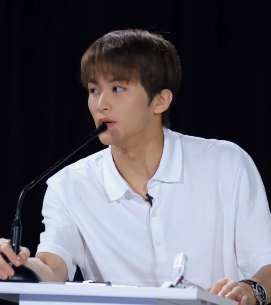 Ieemarkees's tweet photo. mark looks so GOOD https://t.co/epZlSuh06z