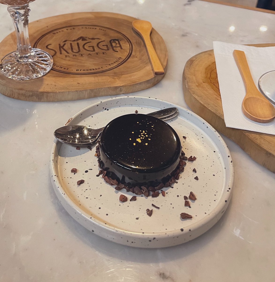10000cal1's tweet photo. 📌 skugga แม่ออน เชียงใหม่ 
😋 สวรรค์ของคนรักช็อคโกแลต ทำกันให้เห็นสดๆ เครื่องดื่มช็อคโกแลตแท้ เลือกเมนูตามความเข้มข้นได้  แนะนำเมนู smooth as silk กับมูสช็อคโกแลต คือเข้มข้นมาก ใครเบื่อคาเฟ่ในเมือง คือแนะนำเที่ยวเส้นนี้เลย มีที่เที่ยวเ��ียบ #รีวิวเชียงใหม่ #เชียงใหม่กินอะไรดี https://t.co/mR3azYduh6