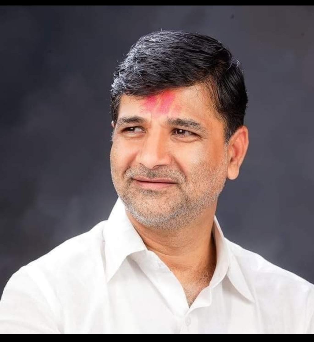 RWaybat's tweet photo. एक छोटा हत्ती मिनी टेम्पो वाला मदतीला थांबला पण यंत्रणा 100 नंबर
सरकार दादा तात्या भाई आसल कोण बी आलं नाही रक्तस्त्राव अधिक झाल्याने मृत्यू 1 तास मदत मिळत नाही ती ही मोक्याच्या ठिकाणी मग घाटात आडवळणावर तर फक्त यमदेवाची वाट पाहायची...
@CMOMaharashtra
@DGPMaharashtra https://t.co/aPm4QUwreK