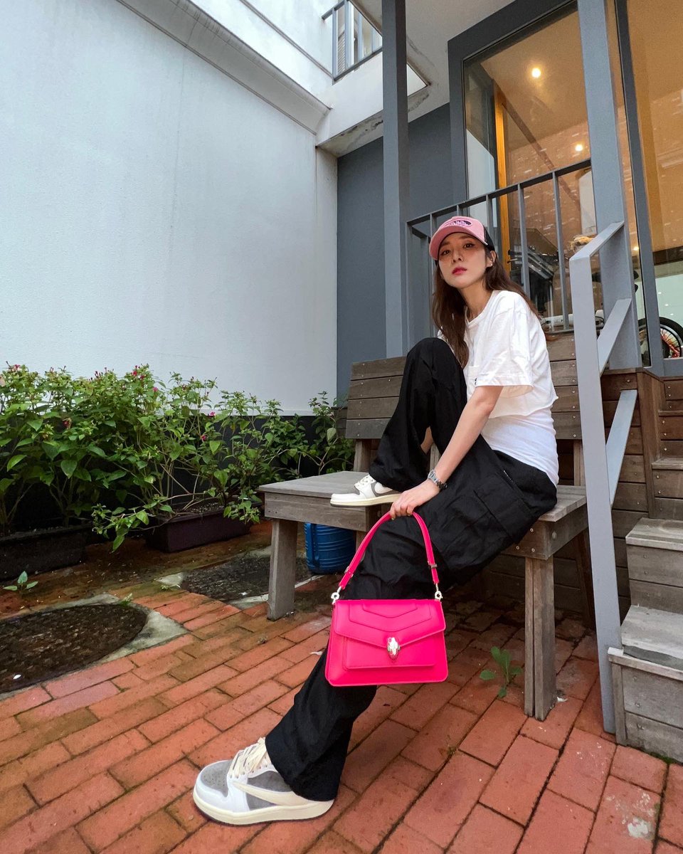 krungy21's tweet photo. 가끔은 클래식하게, 가끔은 힙하게 #불가리 #세르펜티포에버 💕 https://t.co/aJk5ISgcth