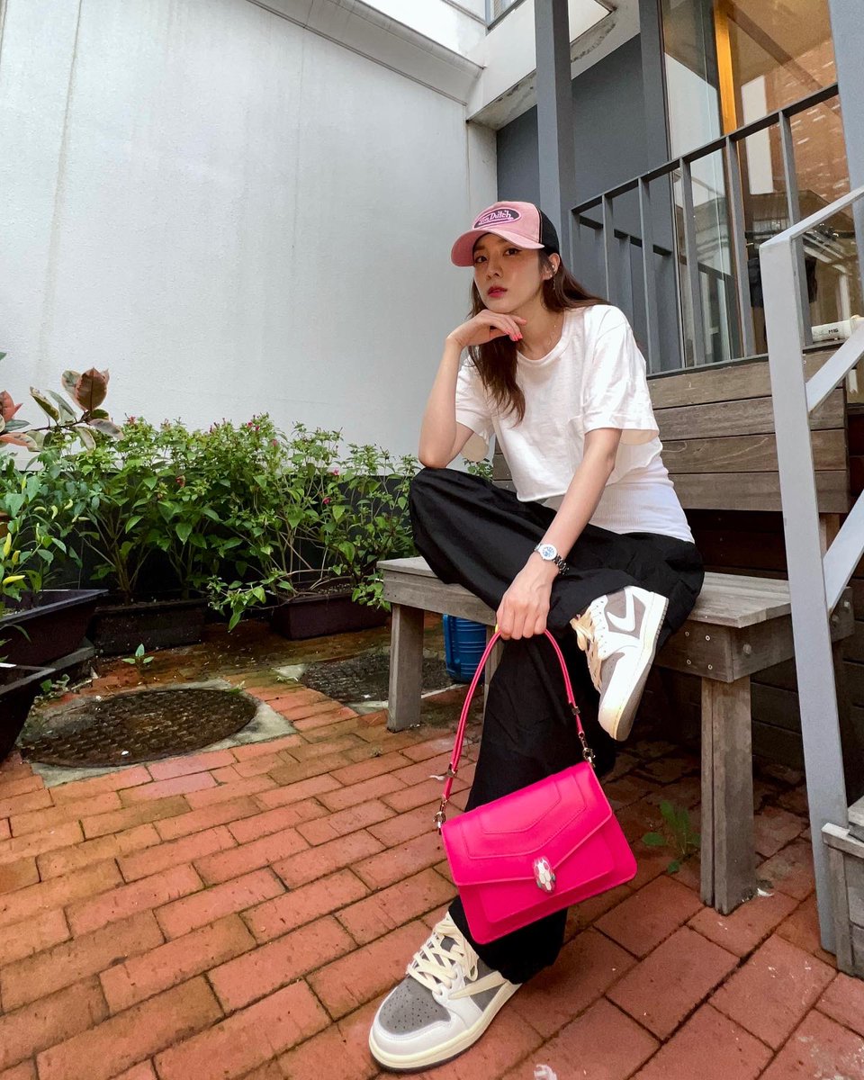krungy21's tweet photo. 가끔은 클래식하게, 가끔은 힙하게 #불가리 #세르펜티포에버 💕 https://t.co/aJk5ISgcth
