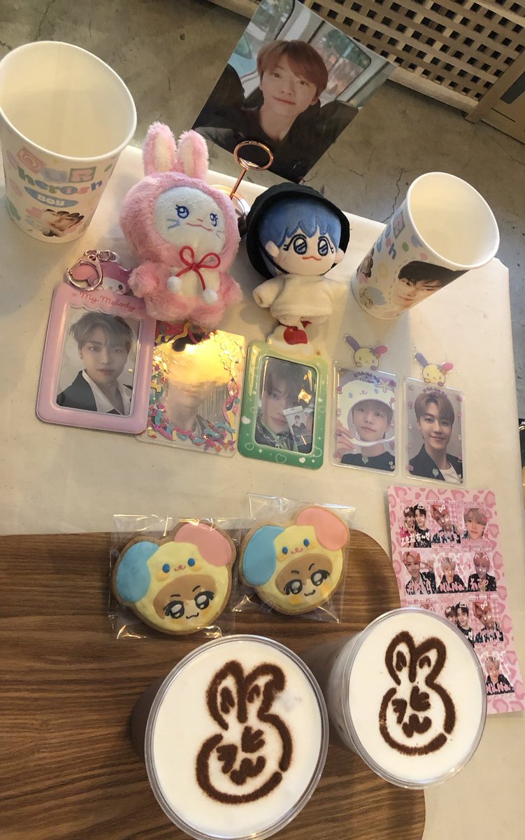 minaaaa_i's tweet photo. 📍 카페 지금, 여기

계단 올라가는 건 정말 힘들었지만... 힘든걸 잊게 만들어주는 정말 이쁜 카페🥰 특전이 없어서 아쉬웠지만 배송으로 보내주신다니 잠자코 기다릴게용 쿠키랑 초코라떼가 정말 귀여워서 기절...😭❤

#모야모야_재민이생일이야
#Our_cherish_nana https://t.co/Px4uMgvkVJ