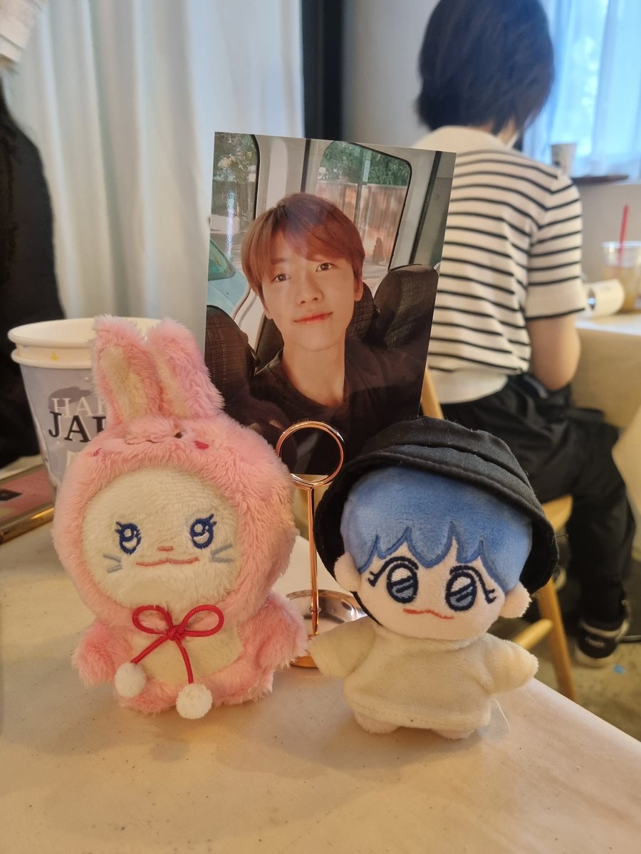 minaaaa_i's tweet photo. 📍 카페 지금, 여기

계단 올라가는 건 정말 힘들었지만... 힘든걸 잊게 만들어주는 정말 이쁜 카페🥰 특전이 없어서 아쉬웠지만 배송으로 보내주신다니 잠자코 기다릴게용 쿠키랑 초코라떼가 정말 귀여워서 기절...😭❤

#모야모야_재민이생일이야
#Our_cherish_nana https://t.co/Px4uMgvkVJ