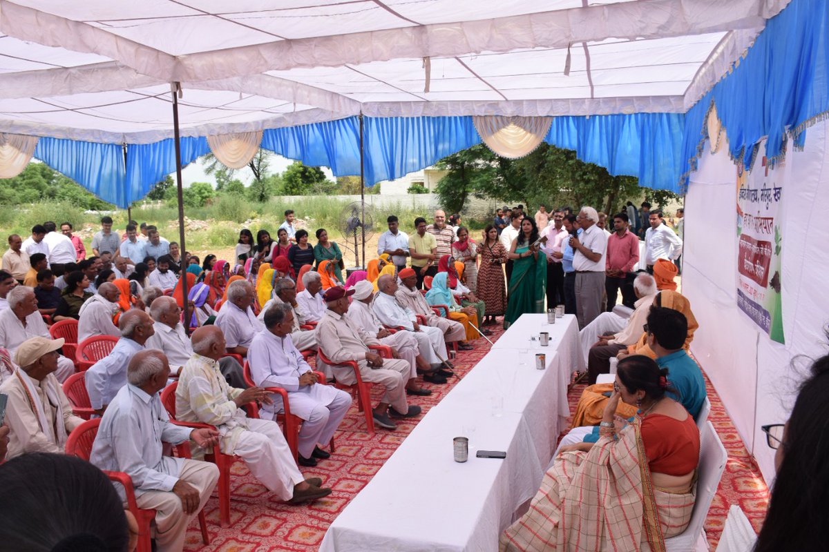 igu_nss's tweet photo. आज माननीय मुख्यमंत्री श्री मनोहर लाल खट्टर जी के आह्वाहन पर IGU कुलपति डॉ जेपी यादव ने किया 75 वर्ष या उससे अधिक आयु के बुजुर्गों को सम्मानित।
@mlkhattar @cmohry @_NSSIndia 
@igu_nss @igu_meerpur
#75Azadikaamritmahotsav https://t.co/4ZjcQBibib